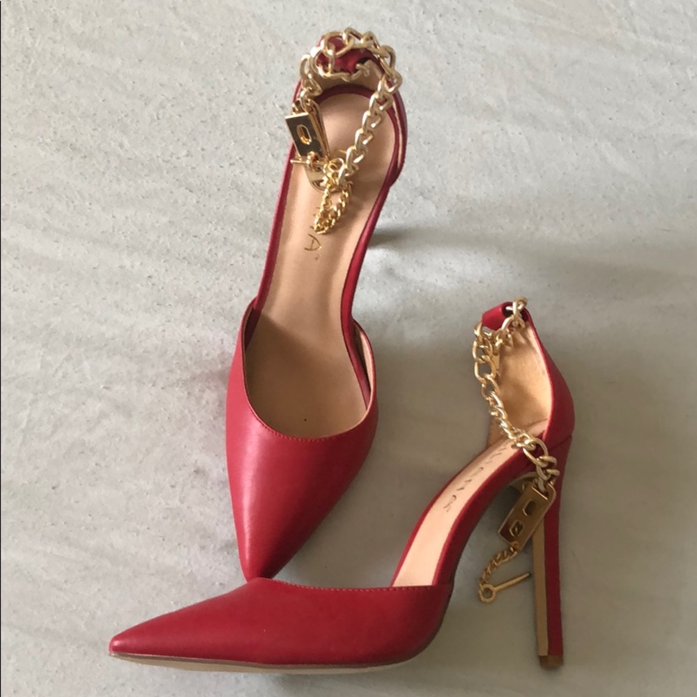 Gorgeous Red Heels w Gold Lock and Chain